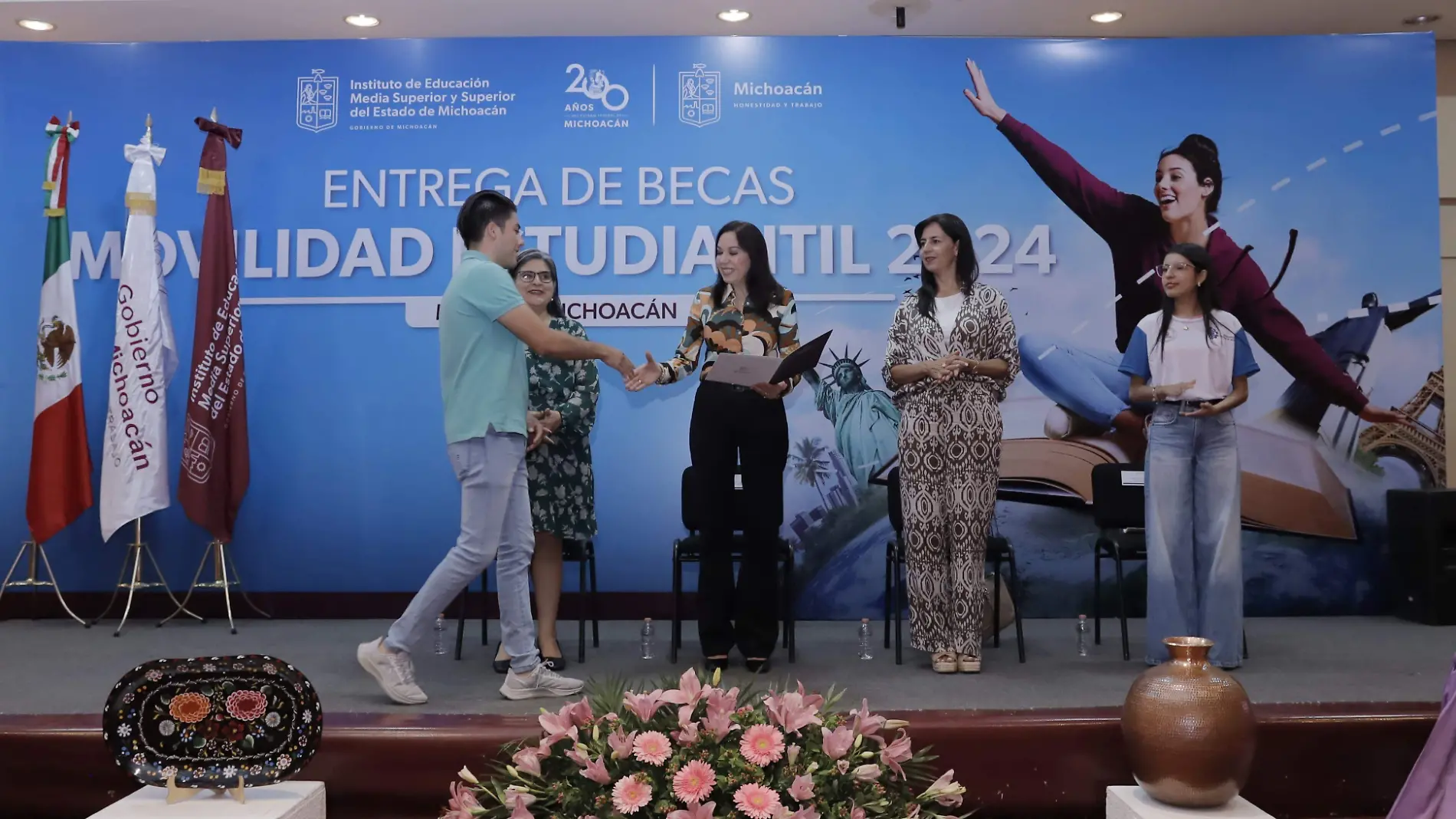 Mariana Sosa Olmeda, titular del IEMSySEM entregando becas de movilidad estudiantil